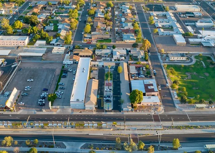 7 By Oyo Near Phoenix Airport Hotel