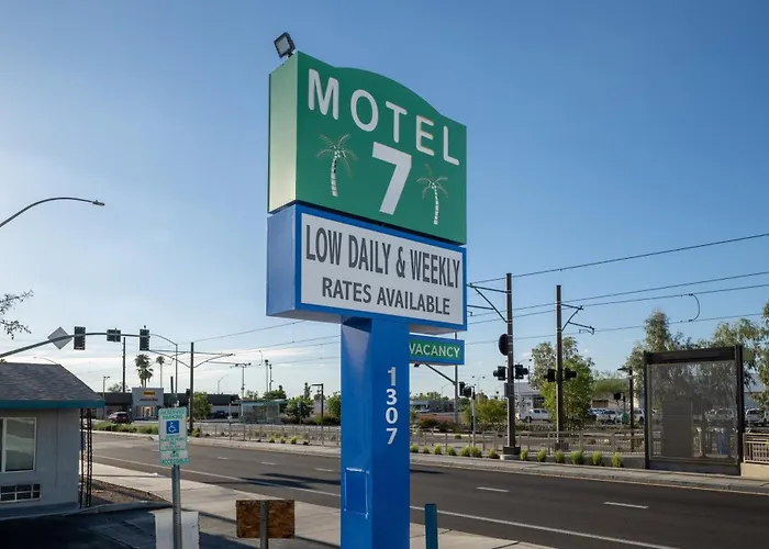 7 By Oyo Near Phoenix Airport Hotel 2*