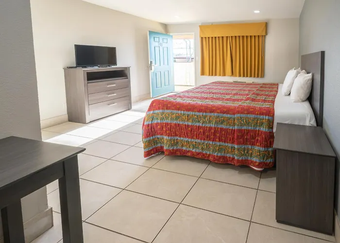 7 By Oyo Near Phoenix Airport Hotel 2*