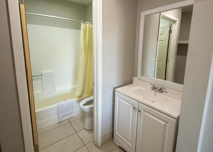 7 By Oyo Near Phoenix Airport Hotel