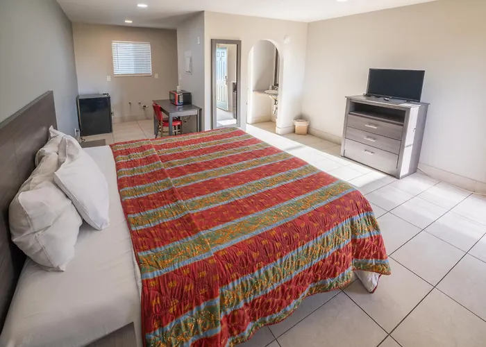Hotel 7 By Oyo Near Phoenix Airport 2*