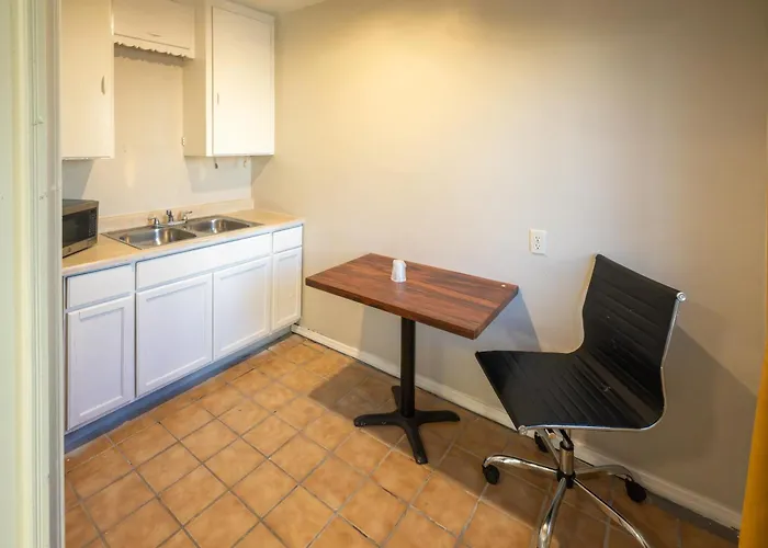 Hotel 7 By Oyo Near Phoenix Airport 2*