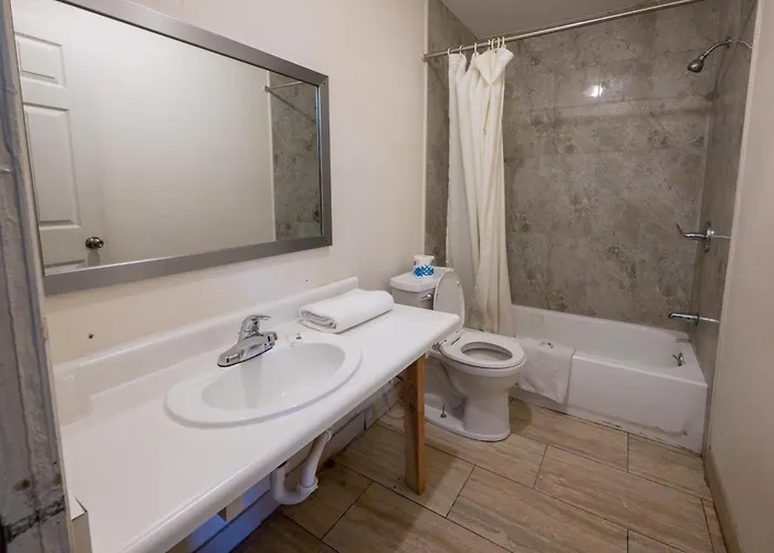 7 By Oyo Near Phoenix Airport Hotel